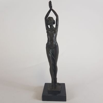 une image représentant une statue d'une femme les mains levées