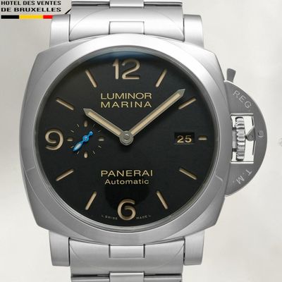 une montre en argent avec un cadran noir et une trotteuse bleue