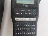 deux téléphones portables posés sur une table