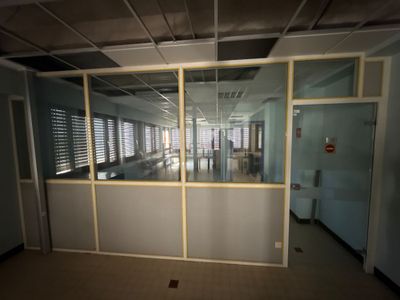 une pièce vide avec un mur en verre et une porte