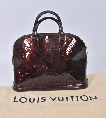 Louis VUITTON - "Alma", 2012 Sac PM en cuir vernis bordeaux …