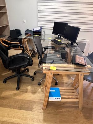 2 tables plateau de verre sur tréteaux, 2 chaises visiteur, …