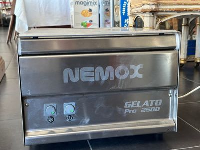 une machine posée sur le sol d'une pièce