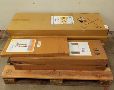trois cartons empilés les uns sur les autres sur une palette