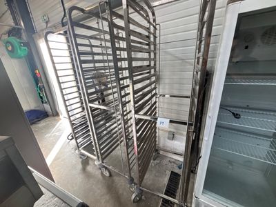une photo d'une cuisine professionnelle avec une étagère remplie d'aliments