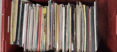 une boîte rouge contenant tout un tas de disques