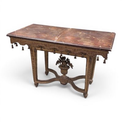 une table sur laquelle se trouve un vase