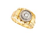 gros plan d'une bague en or et diamants sur fond blanc