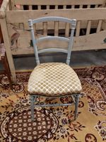 Chaise en bois laqué gris ; le dossier à capitons ; belle ga… (photo 2)