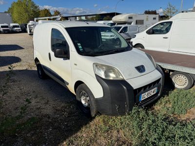 une camionnette blanche garée sur un terrain
