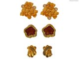 trois paires de boucles d'oreilles dorées et une paire de boucles d'oreilles dorées