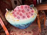 un bol rempli de fleurs posé sur une chaise dans la salle à manger