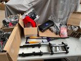 une table sur laquelle sont posés plusieurs outils