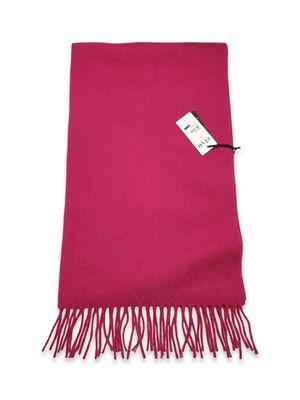 un gros plan sur une écharpe rose avec une étiquette