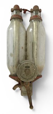 deux bouteilles en verre à l'ancienne accrochées au mur