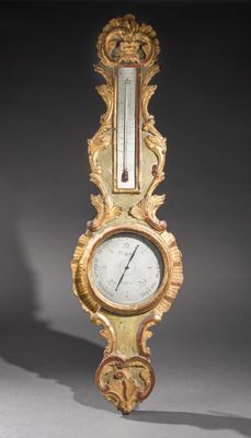 une horloge accrochée au mur