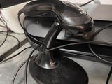 un bureau sur lequel se trouvent un clavier et une souris