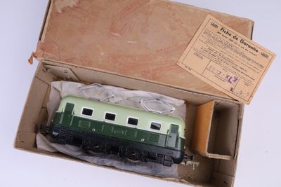 une boîte contenant un petit train, posée sur une table
