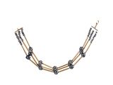 un collier noir et doré sur fond blanc