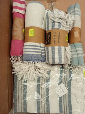 une boîte remplie de serviettes emballées dans du plastique