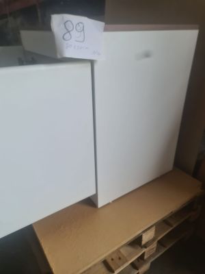 un réfrigérateur blanc posé sur une palette en bois