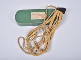 une boîte verte avec une corde et un étui vert