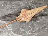un parapluie posé à l'envers par terre