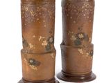 deux vases ornés de motifs floraux et de feuillages