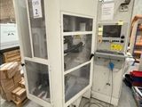 une machine qui se trouve à l'intérieur d'un bâtiment