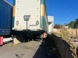 un camion garé sur le bord de la route