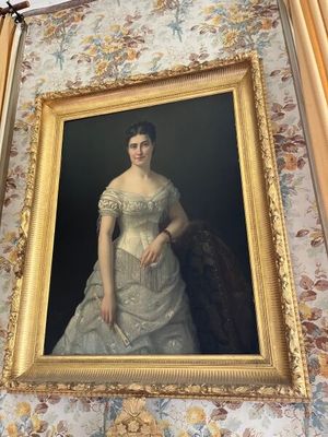un tableau représentant une femme en robe blanche accroché au mur