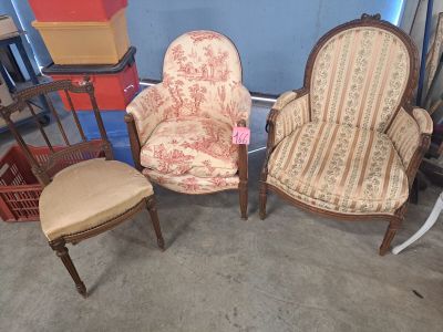 trois chaises et une chaise dans une pièce aux murs bleus