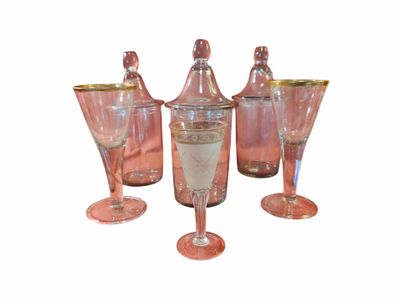 Ensemble de 3 verres à pied à liseré doré : une paire et un …