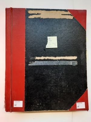 un vieux livre recouvert d'une feuille de papier
