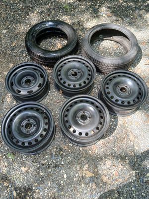 Lot de 4 jantes et deux pneus.