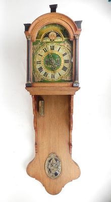 une horloge accrochée au mur, sur laquelle se trouve un cadran