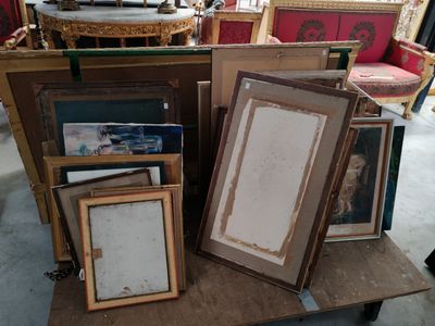 un grand nombre de photos encadrées sur une table dans une pièce