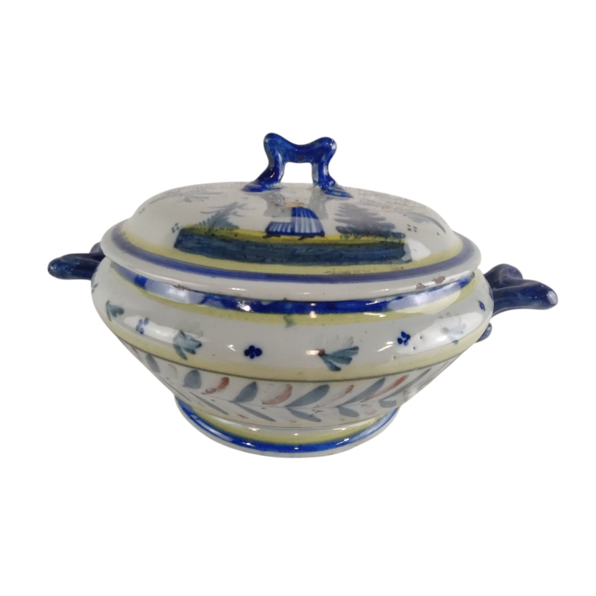 HENRIOT QUIMPER. Soupière en céramique signée.