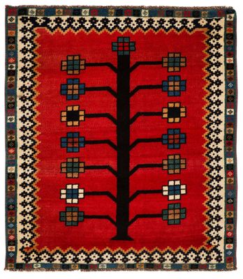 un tapis rouge orné d'un arbre de vie