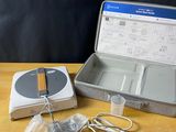 un ordinateur portable et d'autres appareils électroniques posés sur une table en bois