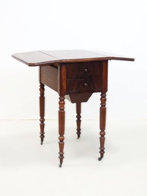 une petite table surmontée d'un tiroir