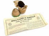 une petite peluche posée à côté d'un journal