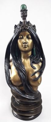 statue of a woman with long hair and a crown on top of her head