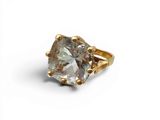 Gros plan sur une bague en or ornée d'un diamant