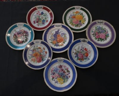 six assiettes à motifs différents posées sur une table