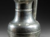 un vase en argent posé sur une table