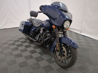 une moto bleue garée sur un sol à damier