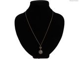 un mannequin noir portant un collier orné d'un médaillon