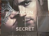L'affiche du film « Secret » est accrochée au mur.