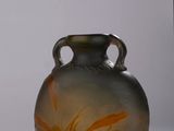 un vase en verre posé sur une table